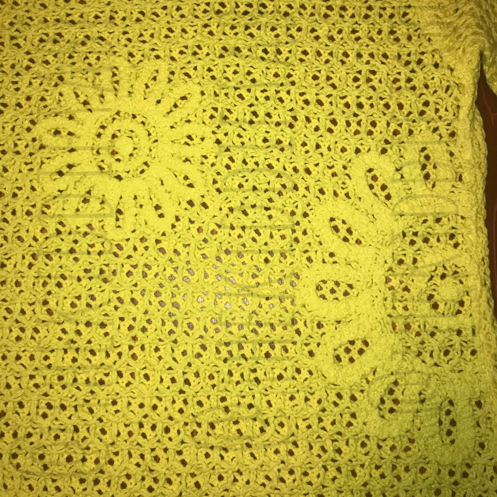 Crochet floral pattern yellow asymmetrical top - Picture 6 of 10